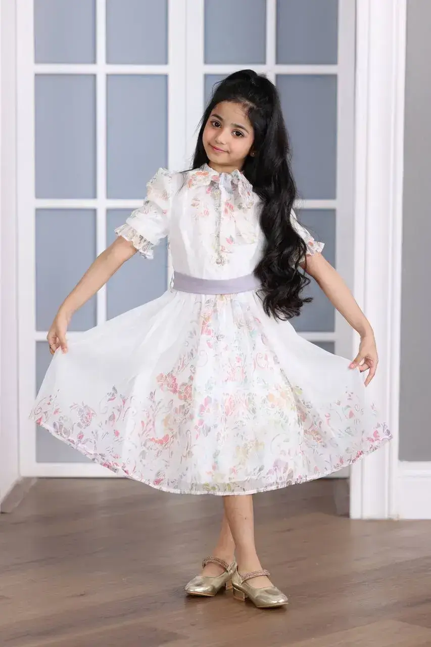 فستان بناتي ابيض مشجر اكمام قصيره من العيسائي مع كوبون خصم العيسائي