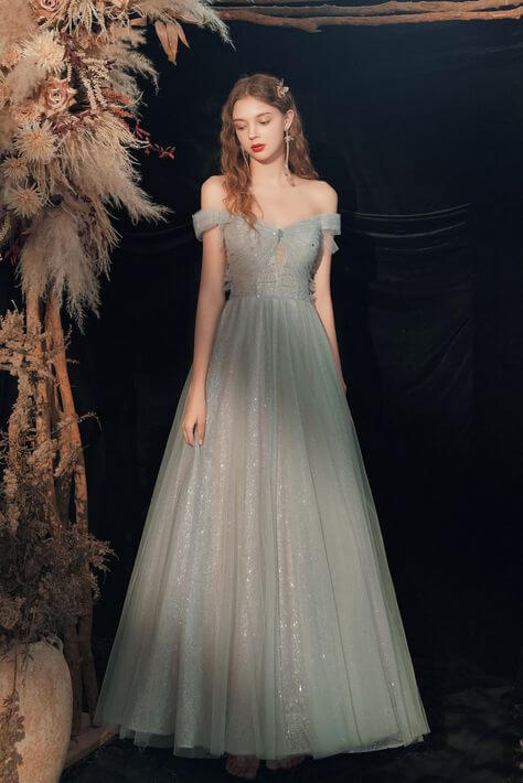 يعتبر هذا النمط من فساتين السهرة ( Off shoulder evening dress ) ، أشهر أنواع الفساتين وايضاً يتميز بالجرأة، وهو نمط جذاب جداً ويتميز بعدم وجود أكتاف واكمام ، وهو مناسب لجميع انواع الاجسام ويأتي بأنماط مختلفة واسع او ضيق ، قصير او طويل ، وهو يبرز جمال الكتفين والعنق، ويمكن ارتداؤه في جميع المناسبات والحفلات .