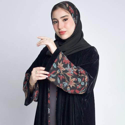 عباية لف سوداء بقماش المخمل السادة مع تداخل الكشميري على الاكمام وجانبي العباية من حوراء للعبايات