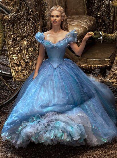 ويتميز فستان الأميرة ( Princess dress ) بنمط واسع ومنفوخ من الجزء السفلي من الفستان ، في العادة ويأتي ايضاً ناعمًا بدون قصات واسعة ولكنه يتميز بالبريق الأخاذ تعرفينه بمجرد النظر اليه، ويكون مزين بالخرز اللامع والدانتيل او الشيفون والترتر، وهذا النمط مناسب لحفلات الأعراس والخطوبة والمناسبات العائلية الخاصة اذا احببتِ.