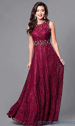 والفستان الطويل  ( Long evening dress )  من أشهر الأنماط في فساتين السهرة، التصاميم متنوعة بأكمام طويلة او قصيرة او بدون اكمام او توب بدون اكتاف ايضاً ويمكن أن يكون مزيناً بالترتر او الخرز او الدانتيل والاقمشة متنوعة مثل الحرير والساتان والشيفون والدانتيل ….