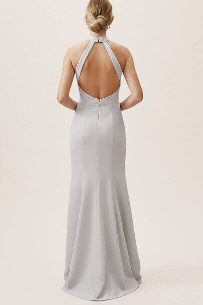 هذا النمط  بالظهر المفتوح ( Open back dress ) وهذا النوع من الفساتين، يعطي لمسة من الجرأة والأناقة ، وهو مناسب للحفلات الليلية والسهرات ذات مناسبات مختلفة وأكثر عفوية.
