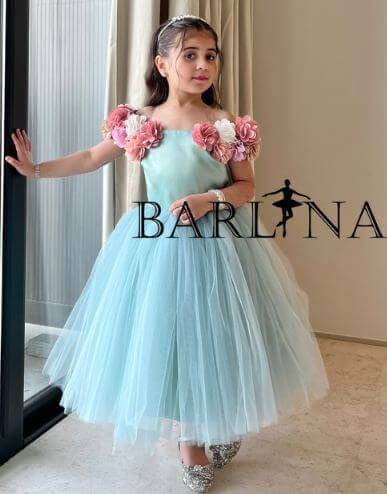  فستان تركواز بناتي بقماش التل مزين بأزهار  يتوفر من عمر سنه الى 12 سنه مع كود خصم بارلينا