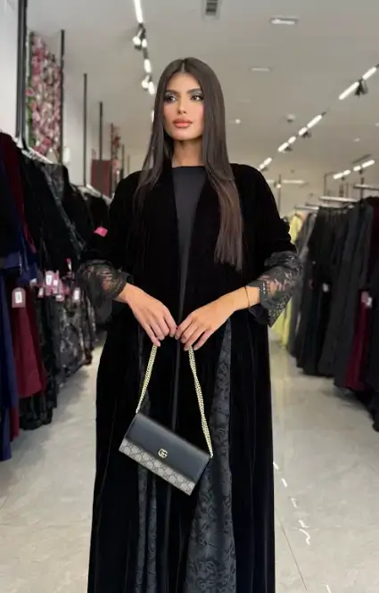 عباية سوداء شتوية مزينه الاكمام بالدانتيل من دار لها للعبايات مع كود خصم دار لها 
