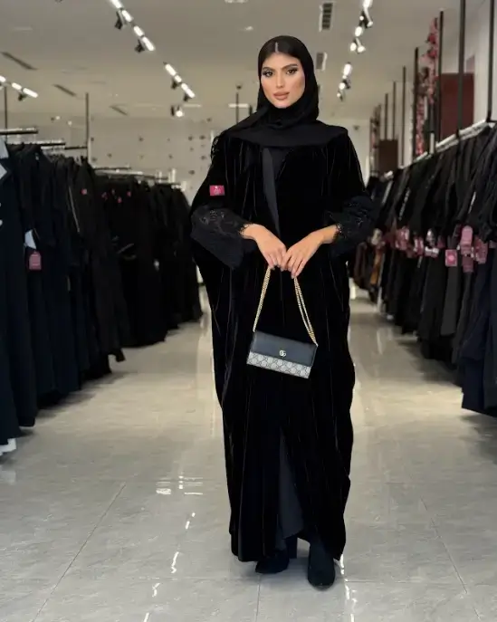 عباية من القطيفة الفاخرة مفتوحة من الامام مع اكمام دانتيل مع كود خصم دار لها للعبايات