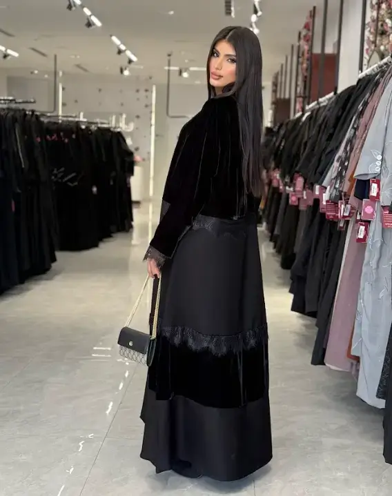 عباية سوداء ورمادي من نوعين من القماش الفاخر، استخدمي كود خصم دار لها للعبايات