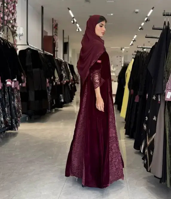 عباية لون برغندي فاخر باكمام من الانتيل الاحمر الرائع مع كود خصم دار لها للعبايات