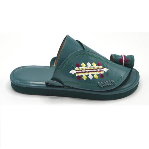 حذاء نقش يدوي مطرز صُمم بشكل عصري وحديث