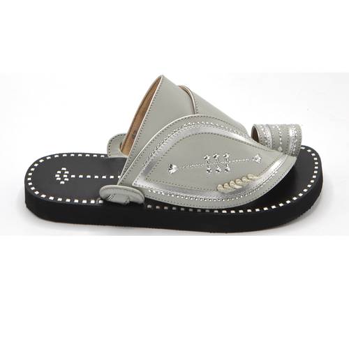 حذاء نقش يدوي مطرز صُمم بشكل عصري وحديث