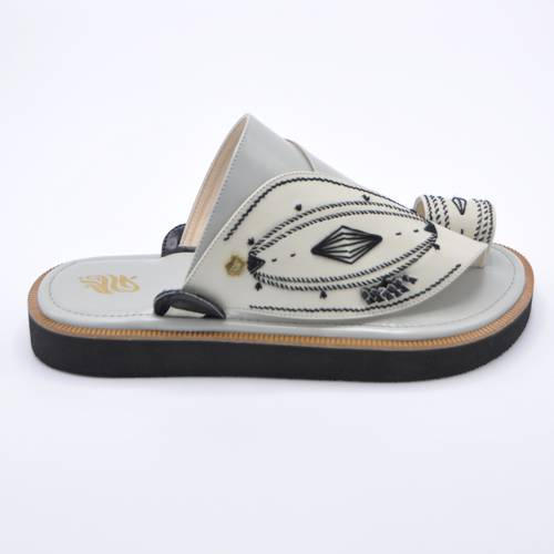 حذاء نقش يدوي مطرز صُمم بشكل عصري وحديث