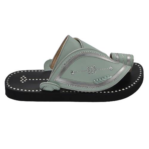 حذاء نقش يدوي مطرز صُمم بشكل عصري وحديث